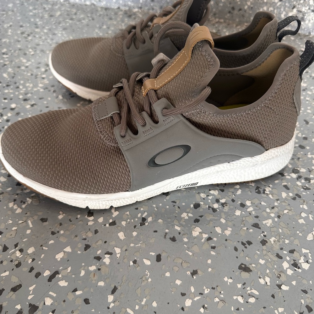 Oakley Men's Brown and White Sneakers